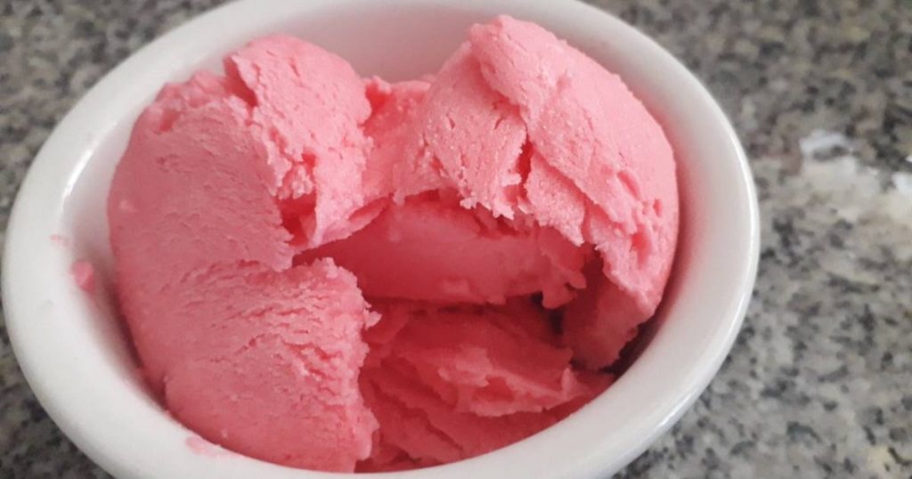 helado de gelatina con fresa