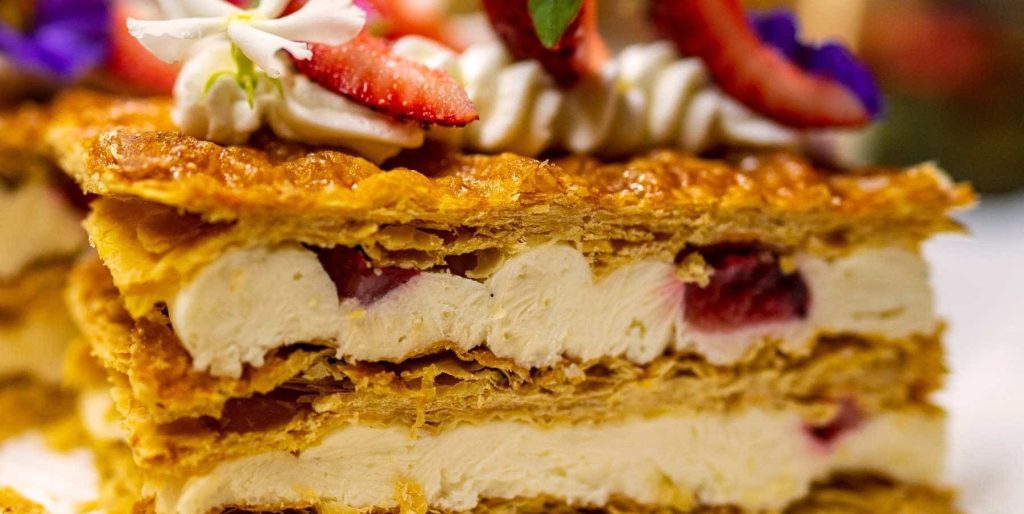 milhojas de fresas y chantilly min