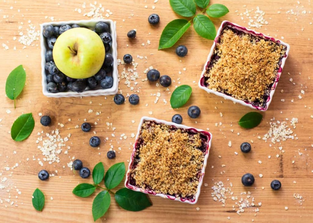 crumble de manzana y arandanos min