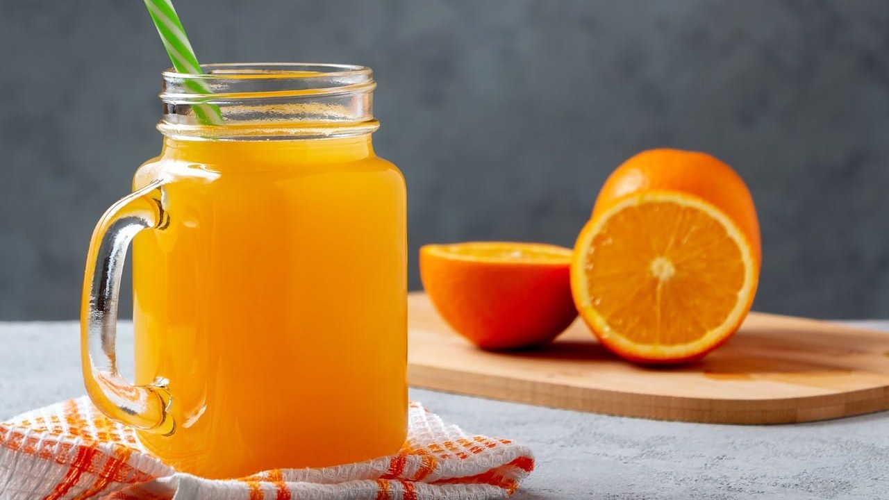frasco con jugo de naranja min edited