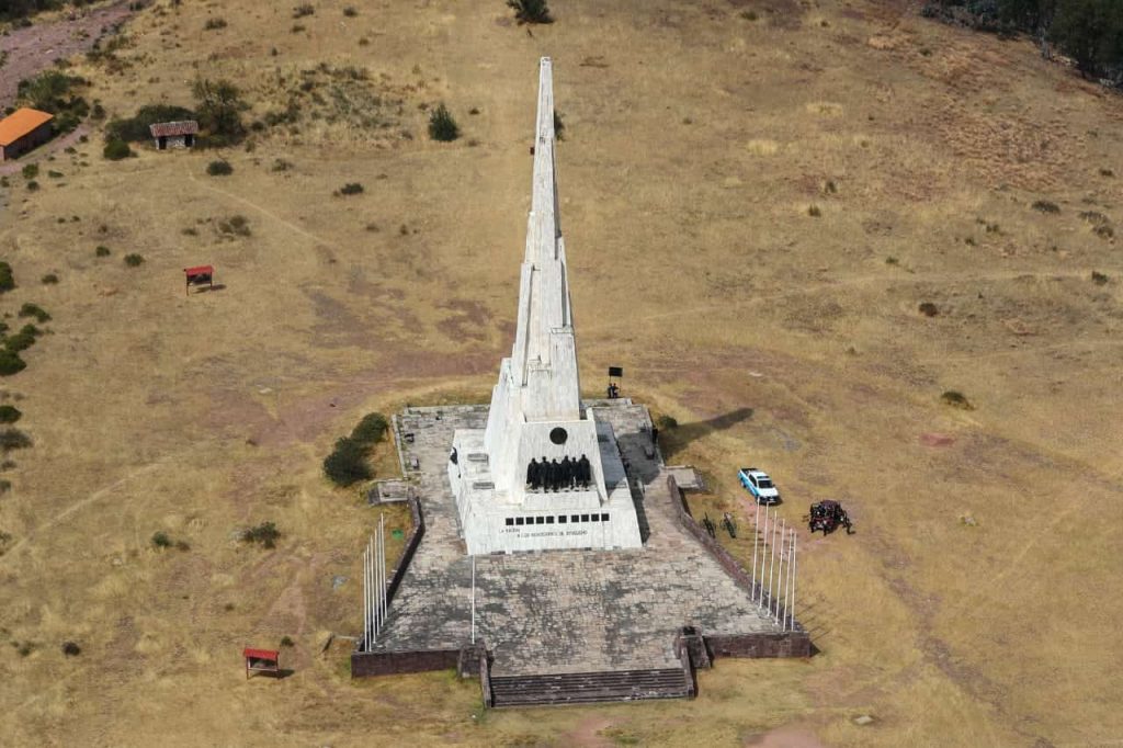obelisco peruano de quinua