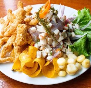 ceviche con chicharron de pota peru