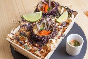 comida de ceviche de erizos