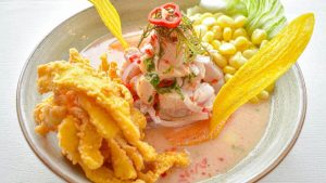 ingredientes del ceviche con chicharron de pota